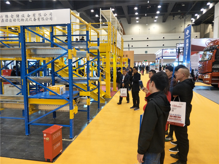 安陽(yáng)鼎諾展示自動(dòng)化物流設(shè)備穿梭式貨架成為客戶關(guān)注的焦點(diǎn)
